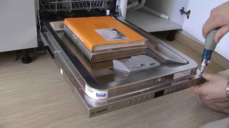 Comment intégrer un lave-vaisselle dans une cuisine finie : options d'intégration + flux de travail