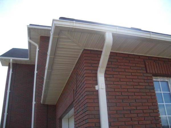 Installation de gouttière : comment bien installer une gouttière et la fixer au toit