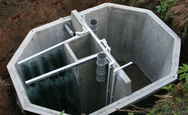 Fosse septique en béton monolithique à faire soi-même pour un chalet d'été: dispositif de fosse septique en béton - point j