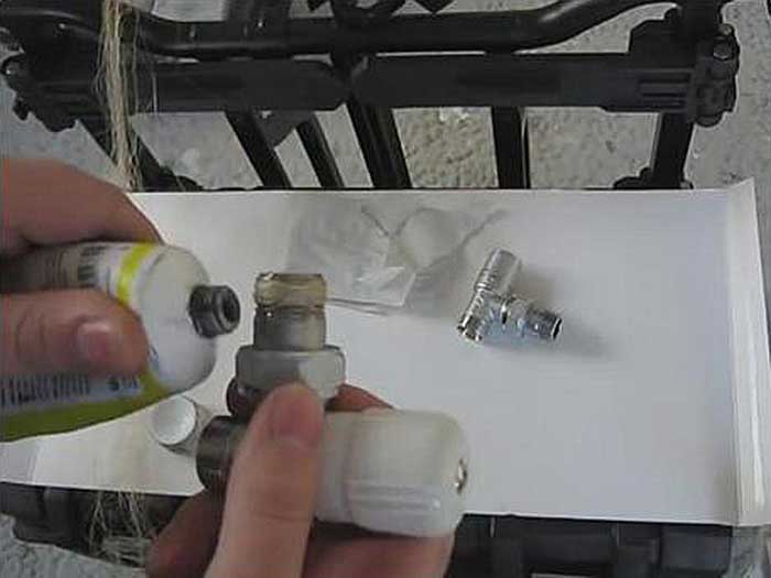 Procédés de raccordement de conduites de gaz et procédés de scellement de joints