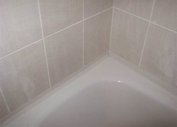 Comment coller une bordure sur une baignoire: nous démontons les options en céramique et en plastique