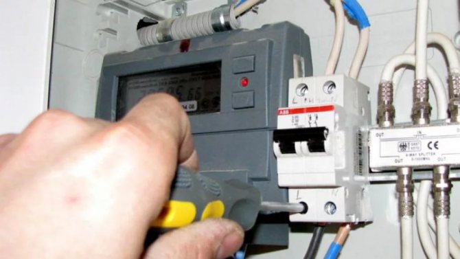 Comment vérifier la mise à la terre dans une prise : façons de vérifier avec des instruments