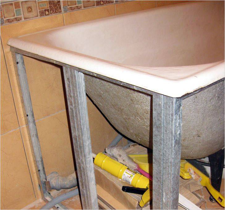 Choisir et installer un écran sous la baignoire de vos propres mains - comment tout faire de manière fonctionnelle et esthétique?