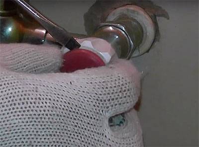 Comment dévisser la valve d'une bouteille de gaz : des moyens sûrs de déconnecter la valve