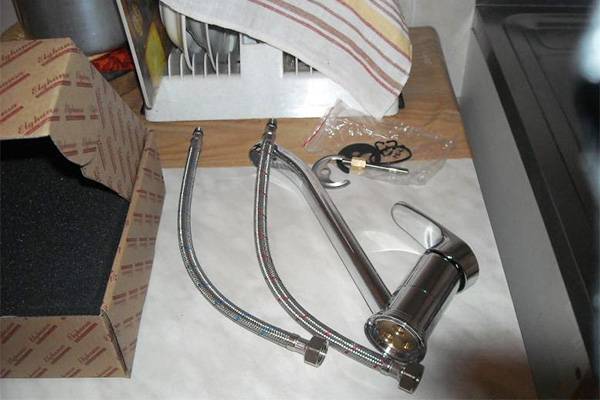 Installer un robinet dans la cuisine : instructions étape par étape