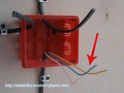 Comment connecter un interrupteur d'éclairage à trois gangs