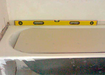 Les principales étapes de l'installation d'une baignoire de vos propres mains: options acrylique, fonte et acier