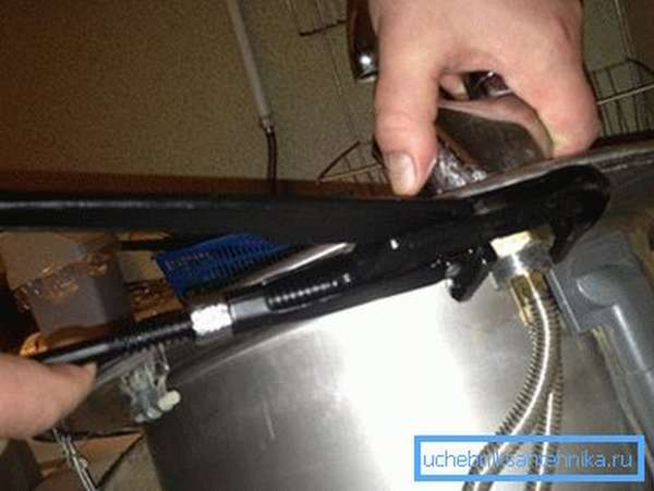 Comment dévisser le robinet du tuyau métal-plastique