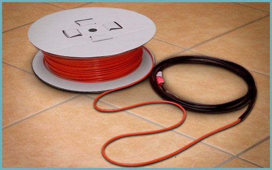 Comment faire un plancher chauffant électrique sous un carrelage : option film et câble