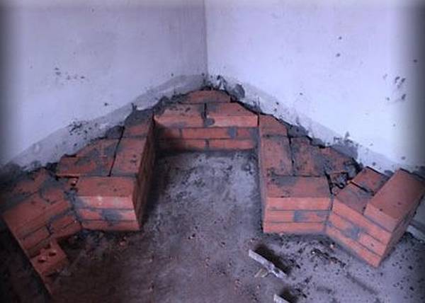 Comment faire une cheminée surélevée d'angle de vos propres mains, technologie de fabrication