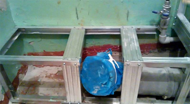 Comment cacher les tuyaux dans la salle de bain: un aperçu des meilleures façons de masquer le pipeline