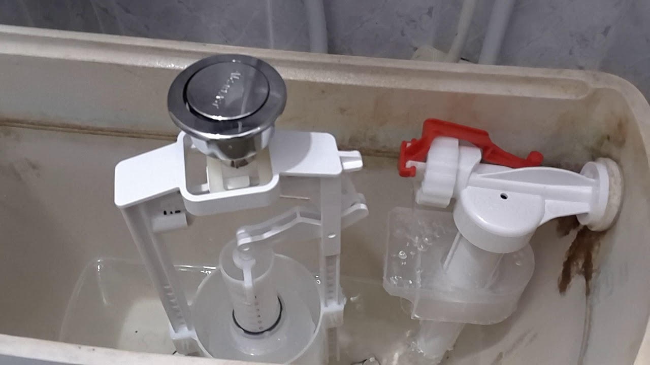 Réparation d'un réservoir de toilette avec un bouton