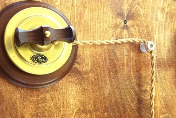 Câblage rétro ouvert dans une maison en bois: élégant et insolite