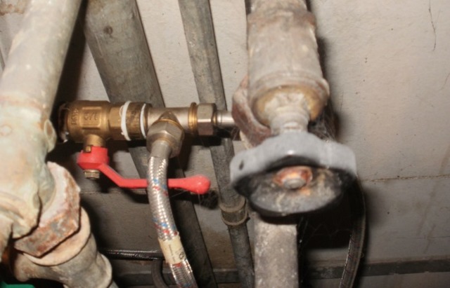 Les tuyaux bourdonnent dans la salle de bain, que faire et comment résoudre le problème - instruction vidéo