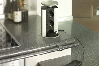 Prises encastrées dans le plan de travail : variétés, caractéristiques + conseils pour choisir et installer