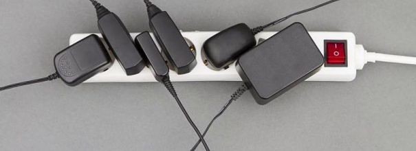 Est-il nécessaire de débrancher le chargeur de la prise après avoir éteint le smartphone