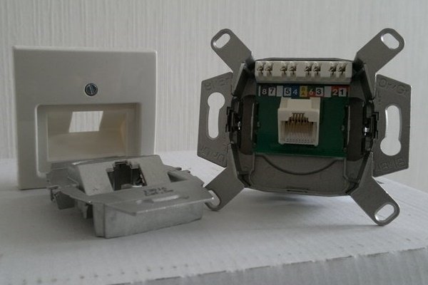 Comment connecter une prise pour Internet: normes et schémas