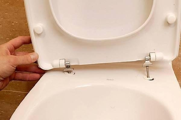 Fixation du couvercle des toilettes : comment retirer l'ancien et installer le nouveau correctement