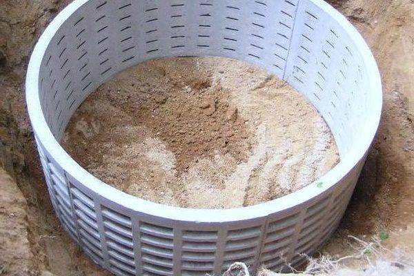 Comment fabriquer une fosse septique à deux chambres à partir d'anneaux en béton: instructions de construction