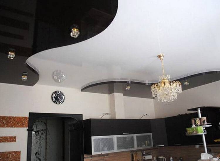 Plafonds tendus dans la cuisine: caractéristiques de choix, de conception et d'installation