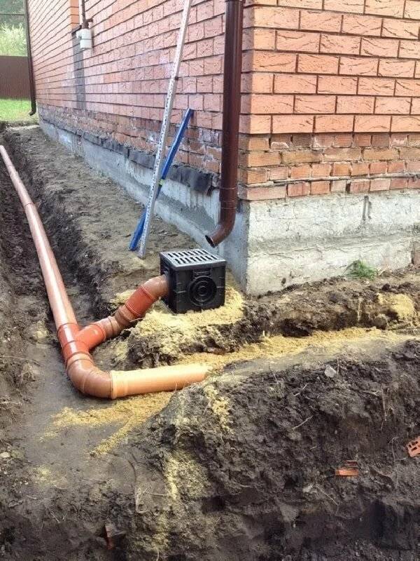 Le système de drainage et d'égout pluvial sur le site dans une tranchée: le principe de fonctionnement et les nuances de l'agencement