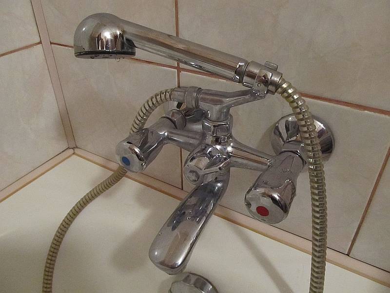 Comment changer le robinet dans la salle de bain - démonter, dévisser et retirer