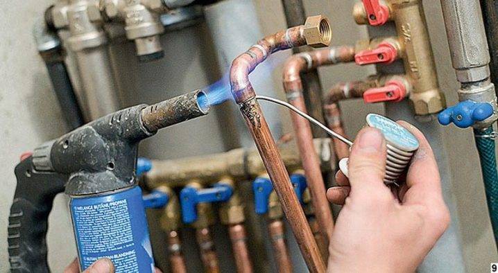 Tuyaux d'incendie, d'eau et de cuivre : caractéristiques du travail avec des tuyaux et des raccords en cuivre