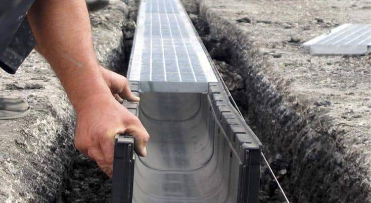 Est-il possible de mettre un égout pluvial du toit dans le tuyau de drainage du site