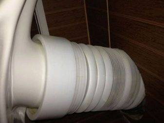 Installation de l'ondulation sur les toilettes et les spécificités de la connexion de la plomberie avec celle-ci