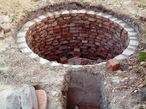 Comment une fosse de drainage en brique est construite: options et méthodes d'aménagement