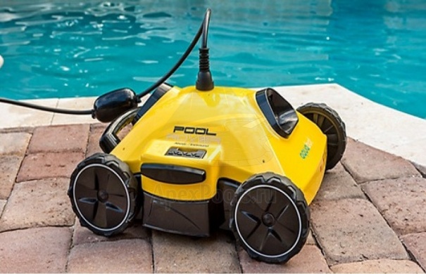 Aspirateur robot pour la piscine : classement des 8 meilleurs modèles et comparatif, critères de choix