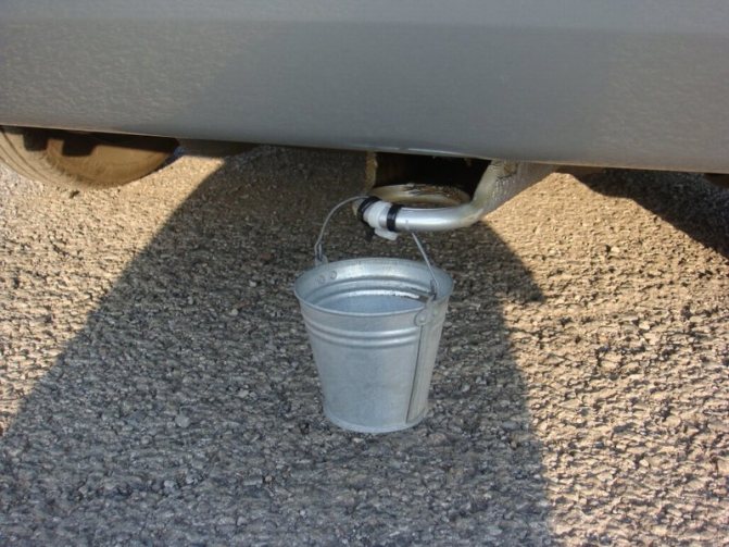 Conduire des vélos : pourquoi un seau est accroché à l'arrière d'une voiture