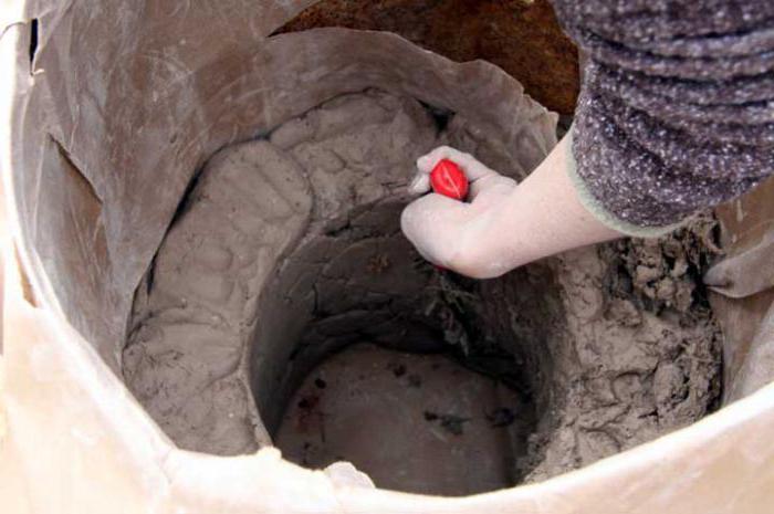 Nous construisons un four sur de l'argile et du sable