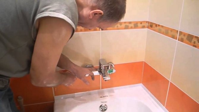 Installer un robinet dans la salle de bain : tutoriel vidéo