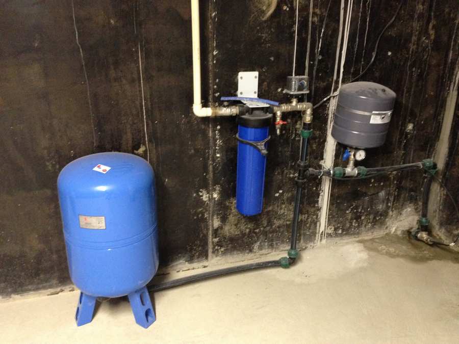 Le dispositif d'un système d'approvisionnement en eau dans le pays et posé sur le site