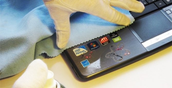 Comment essuyer l'adhésif de l'autocollant et enlever les résidus collants ? 15 façons miracles