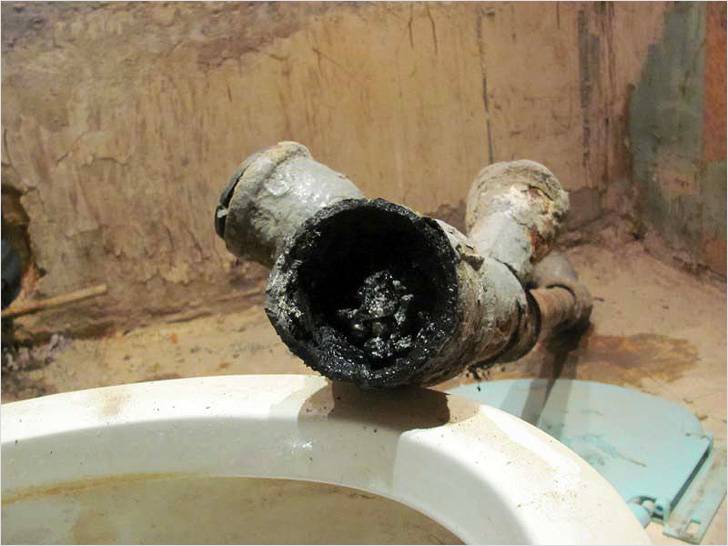 Comment nettoyer un tuyau d'égout à la maison du blocage: solutions + conseils de prévention