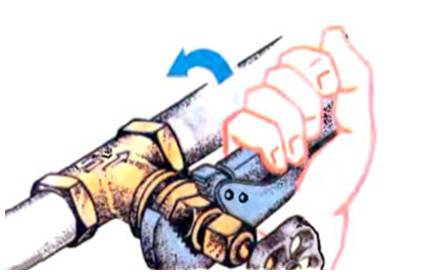 Est-il possible d'ouvrir et de fermer le robinet d'arrivée d'eau dans l'appartement tous les jours ?