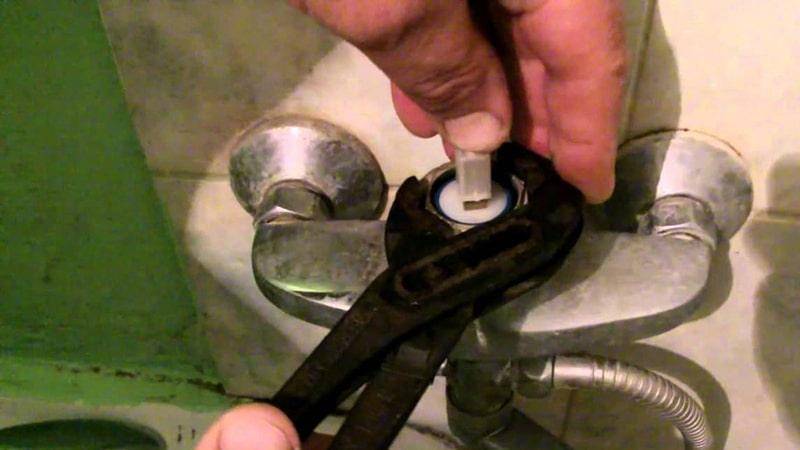 Comment réparer un robinet dans une salle de bain avec douche : causes et solutions en cas de panne