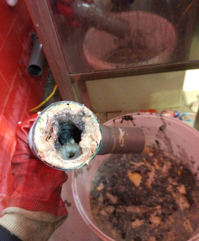 L'odeur des eaux usées dans l'appartement: pourquoi ça sent et pue les eaux usées, comment se débarrasser de l'odeur, que faire