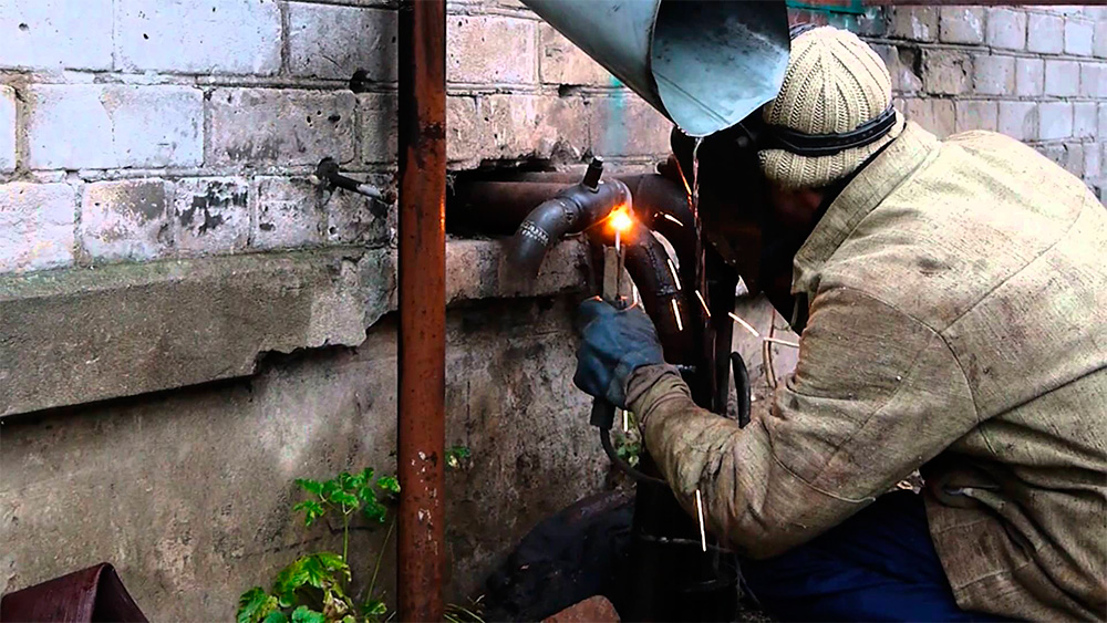 Soudage de joints tournants de tuyaux. soudage de tuyaux avec un tour