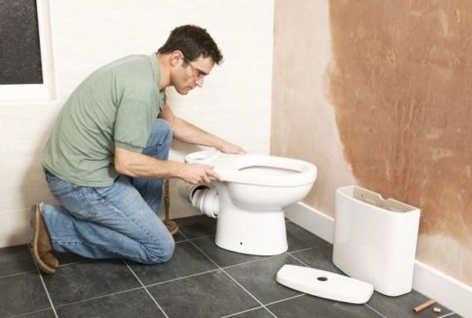 Fixation des toilettes au sol : analyse de 3 méthodes technologiques "correctes"