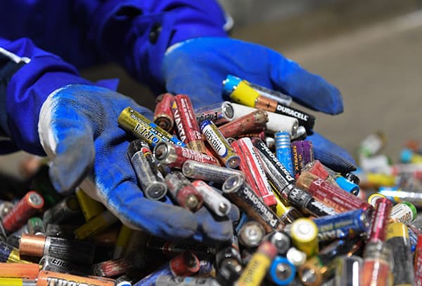 Pourquoi vous ne pouvez pas jeter les piles à la poubelle : qu'est-ce que ce sera ?