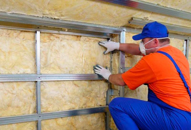 Isolation des murs d'un appartement d'angle dans une maison à panneaux de l'intérieur, installation