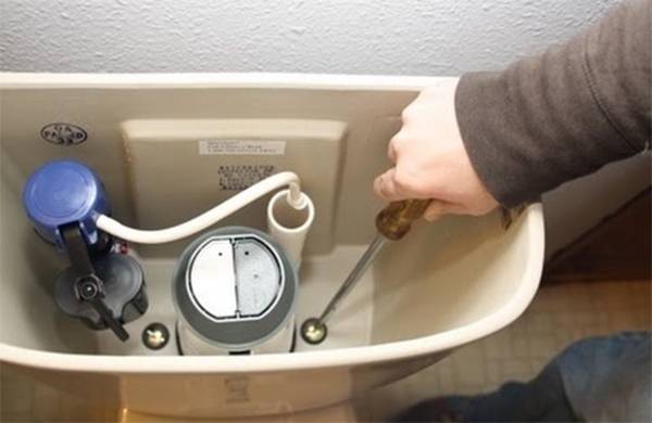 Un tuyau de toilette pour une cuvette de toilette: à quoi ça sert + nuances d'installation et de connexion