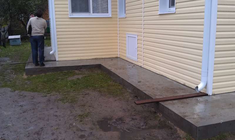 Comment créer une zone aveugle autour de la maison de vos propres mains - les règles d'organisation du système de reflux