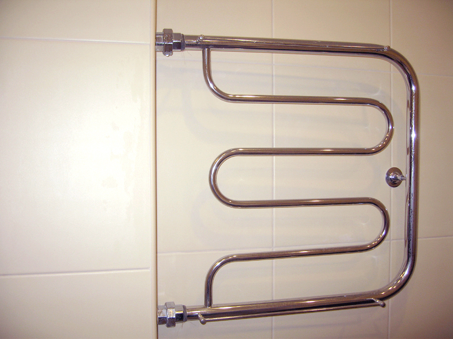 Installer un sèche-serviettes électrique dans la salle de bain de vos propres mains