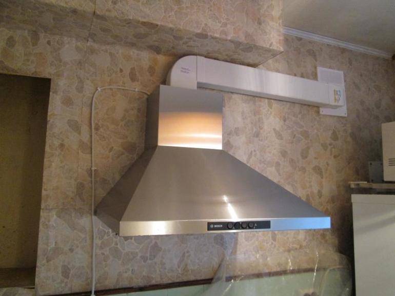 Comment installer des tuyaux de ventilation: technologies de montage pour la fixation aux murs et aux plafonds