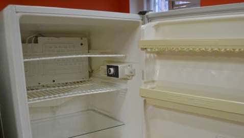 Quelle température devrait être dans le réfrigérateur et le congélateur: normes et normes