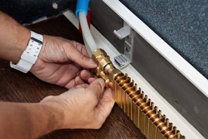 Chauffage par plinthes: caractéristiques de l'installation d'une plinthe chauffante à eau et électrique